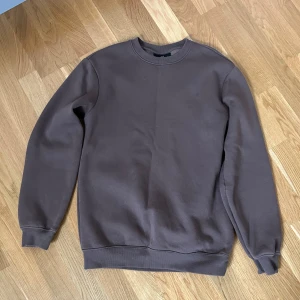 Brun crewneck! - Super fin brun crewneck som endast är använd ett par gånger. Fortfarande i perfekt skick! Säljs då den ej kommer till användning!
