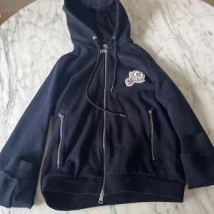 Moncler Luvtröja  - Moncler Luvtröja!  Oanvänt sick! 