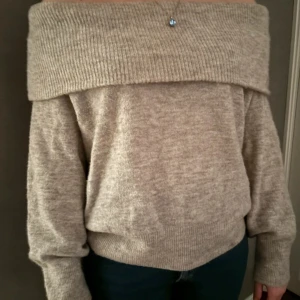 Stickad off- shoulder tröja - Jättefint skick🫶🏻