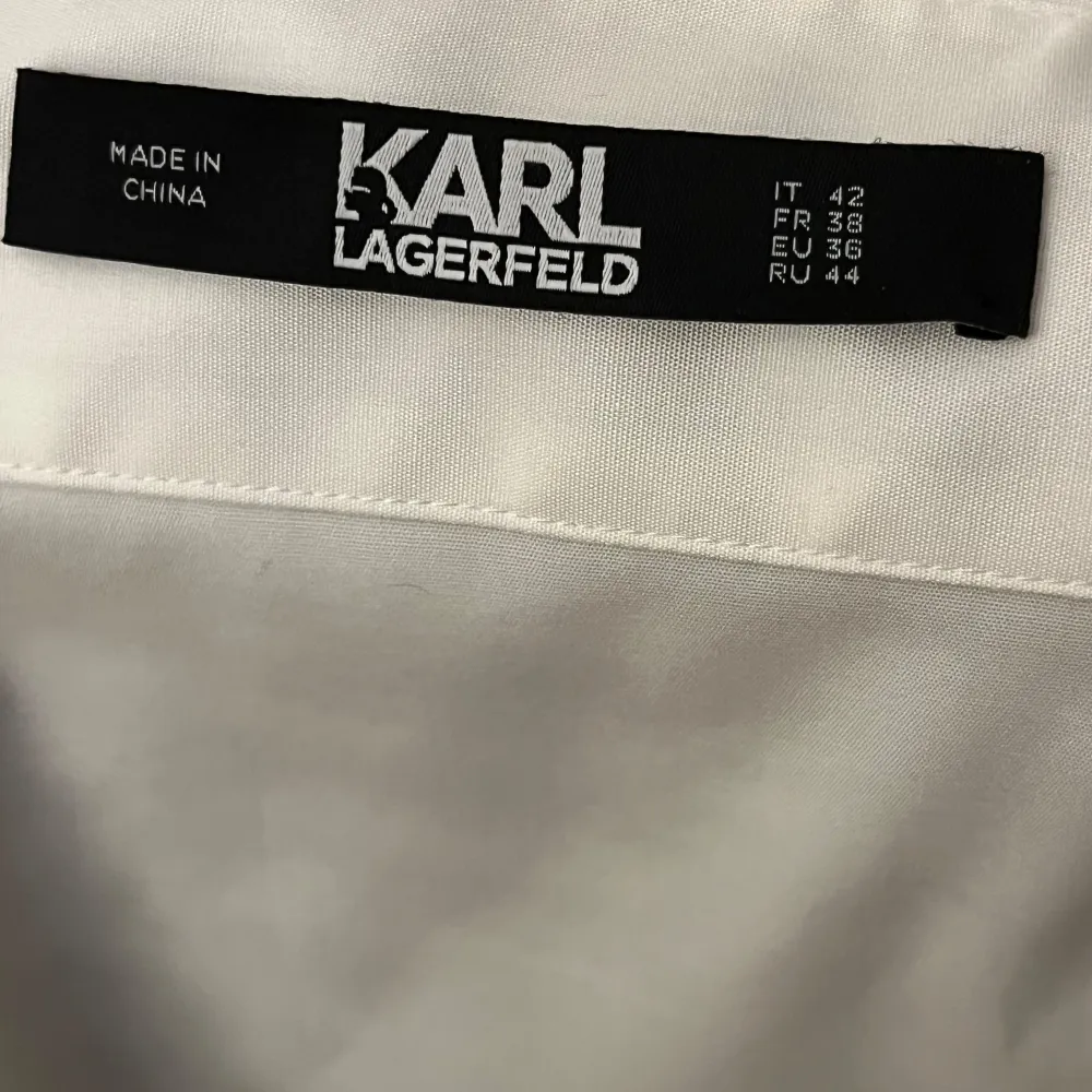 Super fin classy Karl Lagerfeld skjorta. Aldrig använd pga för liten. . Skjortor.