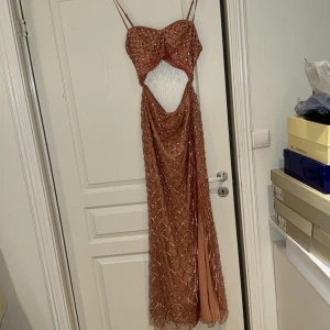Fest/bröllopsklänning - Perfekt snygga trendinga bling bling Fest/bröllopsklänning storlek 12 säljs för 1500 men priset kan diskuteras. 