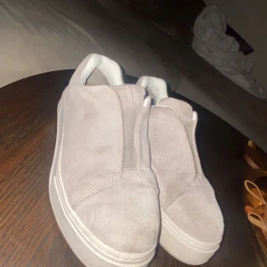 Gråa Eytys  - Säljer nu mina jätte snygga Eytys eftersom de inte kommer till så mycket användning, inga defekter utan att mockan är en nyans gråare eftersom jag använt de nåra gånger. Ny pris 2000❤️