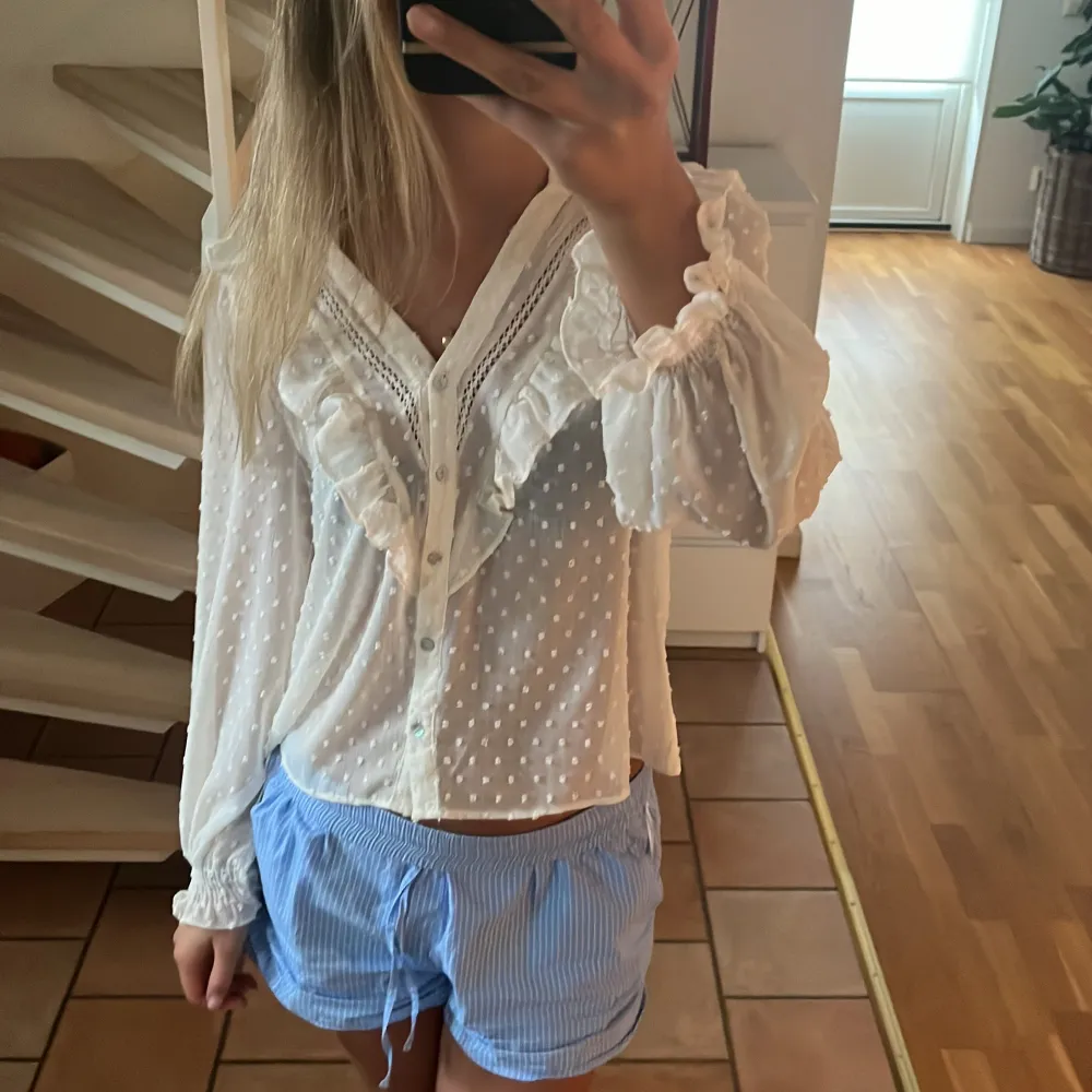 Supersöt blus från zara. Blusen har en liten fläck men det är inget som man tänker på, därav priset💕. Blusar.