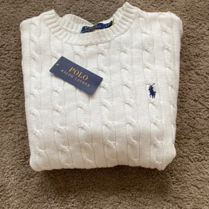 Ralph lauren tröja - Säljer nu denna feta stickade tröjan från Ralph lauren! Cond: 10/10 || Ingår: tröjan || förvarats och torkats liggande || Storlek S || Använd 2-3 ggr ||Skriv gärna om du har frågor eller funderar över något så är det bara att höra av dig!   