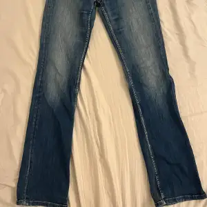 Low waist bootcut jeans från Pepe, storlek 28 men är insydda till strolek 24/25. Man märker inte att de är insydda. 