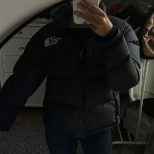 THENORTHFACE JACKA - Säljer nu min north face jacka i använt men bra skick, defekter förekommer alltså. (Därav priset) Nypris: 3000kr.