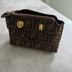 Fendi väska - första kopian från fendi ,snälla titta på bilderna