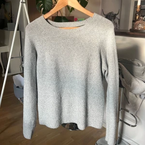 Tröja vera moda - Säljer min tröja från Vera moda i storlek S. Använd men fortfarande väldigt bra skick, lite nopprig🫶🏼