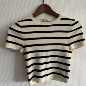 Topp - Vit- och marinblårandig t-shirt säljs då den ej används! Nyskick🫶🏼