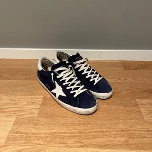 Golden goose skor - Ett par golden goose skor i storlek 44 och bra skick.  Hör av er om ni har frågor:) 