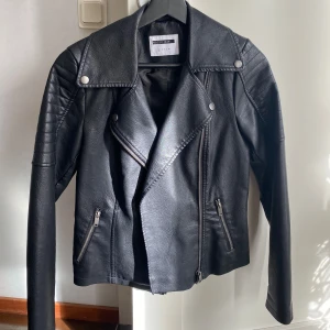 Skin jacka  - Okej skick  Svag lukt av rök 