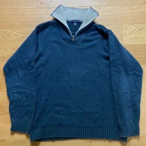 Gant halvzip - Mörkblå halvzip från märket Gant. Skick 8,5/10, har små missfärgningar men märks inte vid användning. Säljer då den är för stor för mig