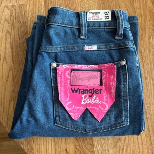 Wrangler Barbie Jeans  - Helt nya magiska jeans som tyvärr va fel storlek på mig men vill inte betala frakt tillbaka så hoppas nån vill köpa här!  Wrangler Westward 626 High Rise Bootcut med Barbie tema. Pris kan diskuteras 