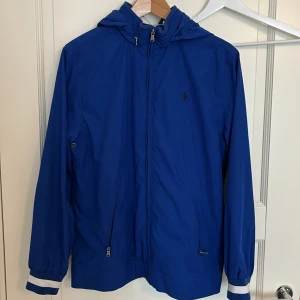 Ralph Lauren vindjacka - Jackan är i mycket bra skick, det står storlek xl 18-20 men sitter exakt som en S.   Pris kan diskuteras! Nypris 2700kr mitt pris 899