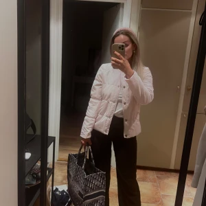 Rosa quiltad jacka - En ljusrosa quiltad jacka från Gina tricot i st 34💕