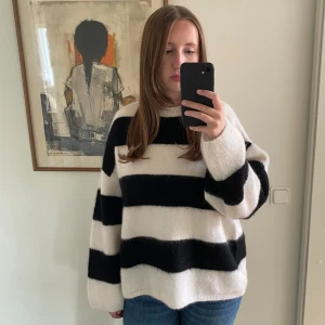 Randig stickad tröja - Säljer denna snygga tröjan i mohairmix från H&M som är helt slutsåld på hemsidan och är oanvänd💕