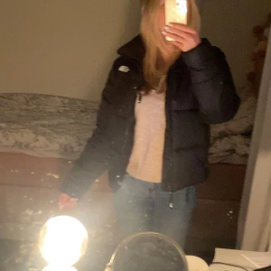 North face jacka  - Superfin vinterjacka från north face. Jätte skön och varm!! Modellen heter ”Women's Saikuru Jacket” och kostar 2699 ny. Skriv för fler bilder så löser jag det💗pris går att diskutera🥰  