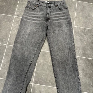 Woodbird jeans - Storlek 33/34  Lite slitage nere vid hälarna annars fint skick!
