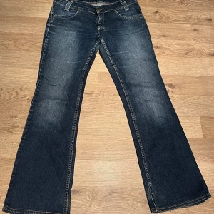 Blåa lågmidjade Lee jeans  - Supersnygga lågmidjade jeans från Lee med rak passform. Jeansen är endast använda 1 gång och är i superbra sick utan defekter❤️så så snygga😍