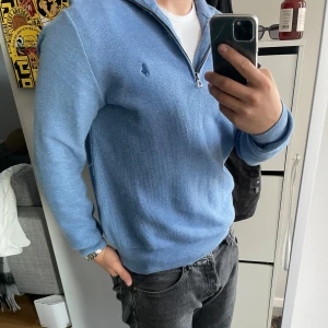 Ralph Lauren Quarter Zip - Polo quarterzip, köptes på Design Only i göteborg säljes för att jag knappt har använt den den den köptes.  skick 9/10 nypris: 2295kr  Priset går att diskuteras! 