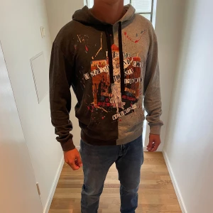 Valentino hoodie - Säljer min snygga gråa Valentino hoodie. Bra skick! Se kvittot för äkthetsbevis, köptes på Yoox.com