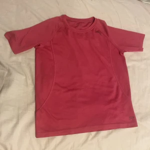 En rosa träningströja  - Säljer en rosa träningströja vet inte vilken storlek. Märket är karhu