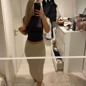 Midikjol från vila - Beige midikjol från vila i storlek S, men skulle funka som XS och M också tror jag💞 stickat med ribbat material och väldigt mjuk, slutar nedanför knäna på mig❤️