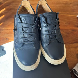  Giuseppe zanotti skor  -  Giuseppe zanotti sneakers i väldigt bra skick.  Skor, box, dustbag och kvitto medföljer. Pris går att diskutera.