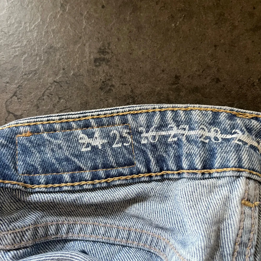 Jättesnygga och sköna jeans från BikBok. Dem är tajtare upptill och raka i modellen. Storleken är w25 l32. Byxan är använd ett fåtal gånger och i ett väldigt fint skick!. Jeans & Byxor.