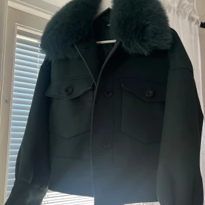 Meotine Jacket - Mörkgrön Meotine jacka i storlek XS / S. Inga noppror alls. Säljer för att köpa en annan färg. 