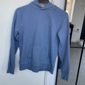 Gant hoodie  - Säljer min blåa gant hoodie eftersom den blivit liten. Bra skick 