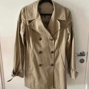 Juicy couture trenchcoat  - Varsamt använd trenchcoat från juicy couture. Kort och fit modell