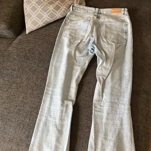 Gina Perfect Jeans - Ljusblå midrise jeans från Gina, utsvängda, storlek 34, använda men bra skick! 🩷