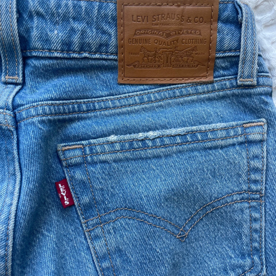 Ljusblåa Levi’s jeans