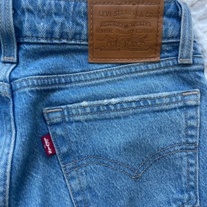 Ljusblåa Levi’s jeans - Säljer dessa lågmidjade raka jeans då de tyvärr är för små, knappt använda💕 Innerbenslängd: 83cm Midjemått: 32 cm