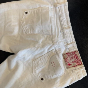 Vita lågmidjade jeans - Unika Lågmidjade vita jeans från miss sixty, säljer eftersom att jag inte kan ha dem. Väldigt skönt material som är ganska stretchigt. Midjemått: ca 35-36. Innerbenslängd: 80 Tveka inte vid frågor!💕 pris går att diskutera 