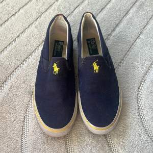 Superfina slip ons från Ralph Lauren. Använda men gott skick!