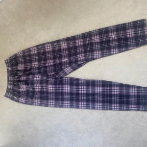 Pyjamasbyxor - Använd några gånger Normal i storlek Skön att sova i Legat i garderoben ett tag så rekommenderar att tvätta innan användning 