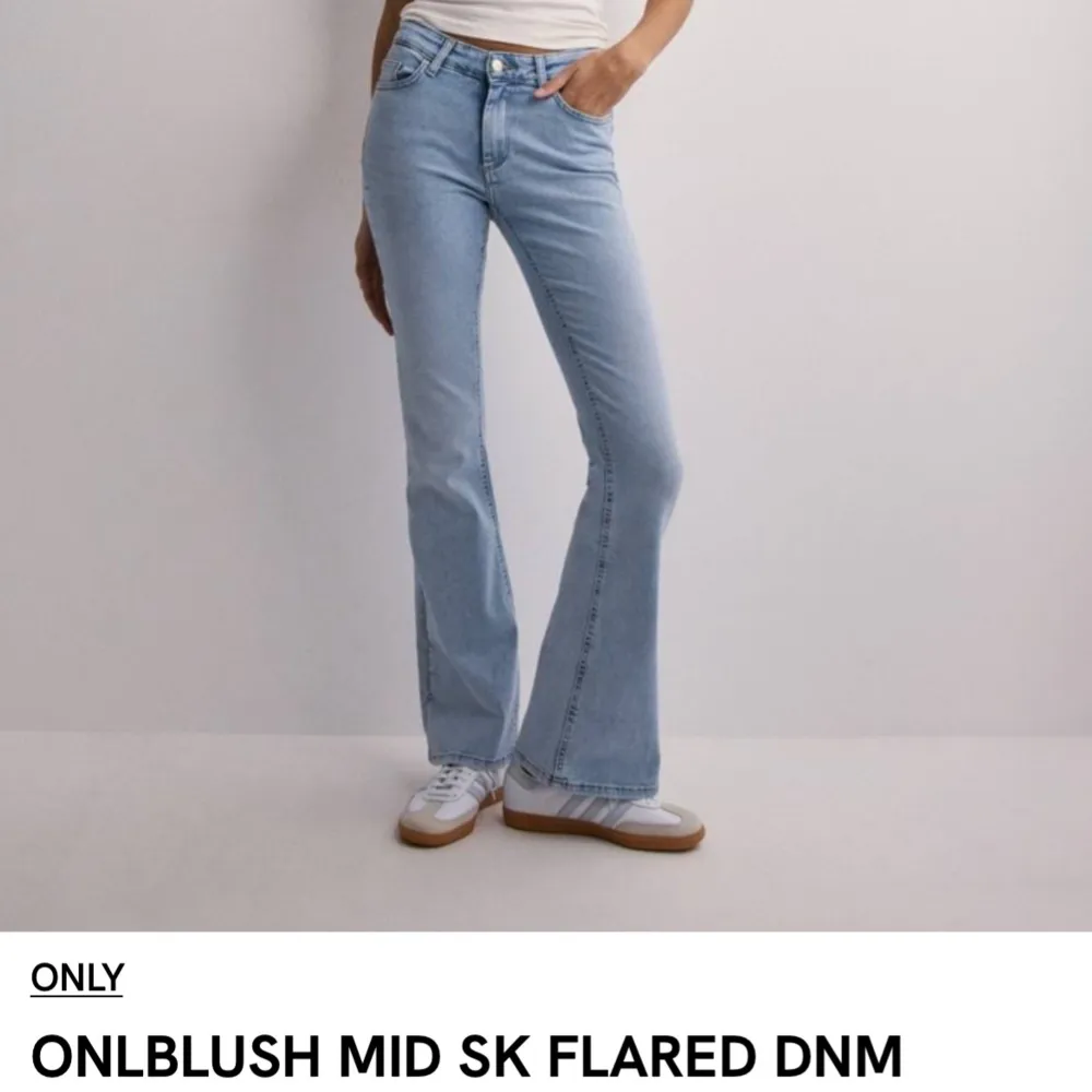 Super fina bootcut jeans som är lådmidjade från ONLY, använda fåtal gånger men ser nya ut. Orginalpris: 549kr. Jeans & Byxor.