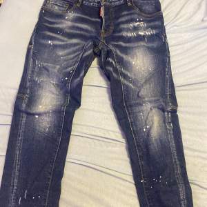 Säljer ett par snygga DSQUARED2 jeans. I storlek 52. dessa jeans är både stiliga och bekväma.