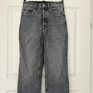 Gråa jeans  - Gråa jeans, knappt använda. Dem är lite högre i midja med raka ben🌟från Zara