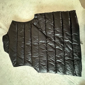 Moncler väst - En moncler väst i 9,5 skick jätte fin säljs för den är för liten använd 5 gånger ungefär börjar me de priset som är skrivet kan sänkas 