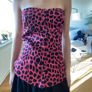 Leopard korsett - Säljer denna jättefina rosa leopard topp. Korsett-liknande sytt men är strechig. 🐆💕  Trendig och kan användas till halloween också.  Skriv för frågor.