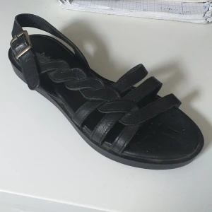 Svarra skor  - Svarta skor/sandaler från Moda. Aldrig använda och är i gott skick.