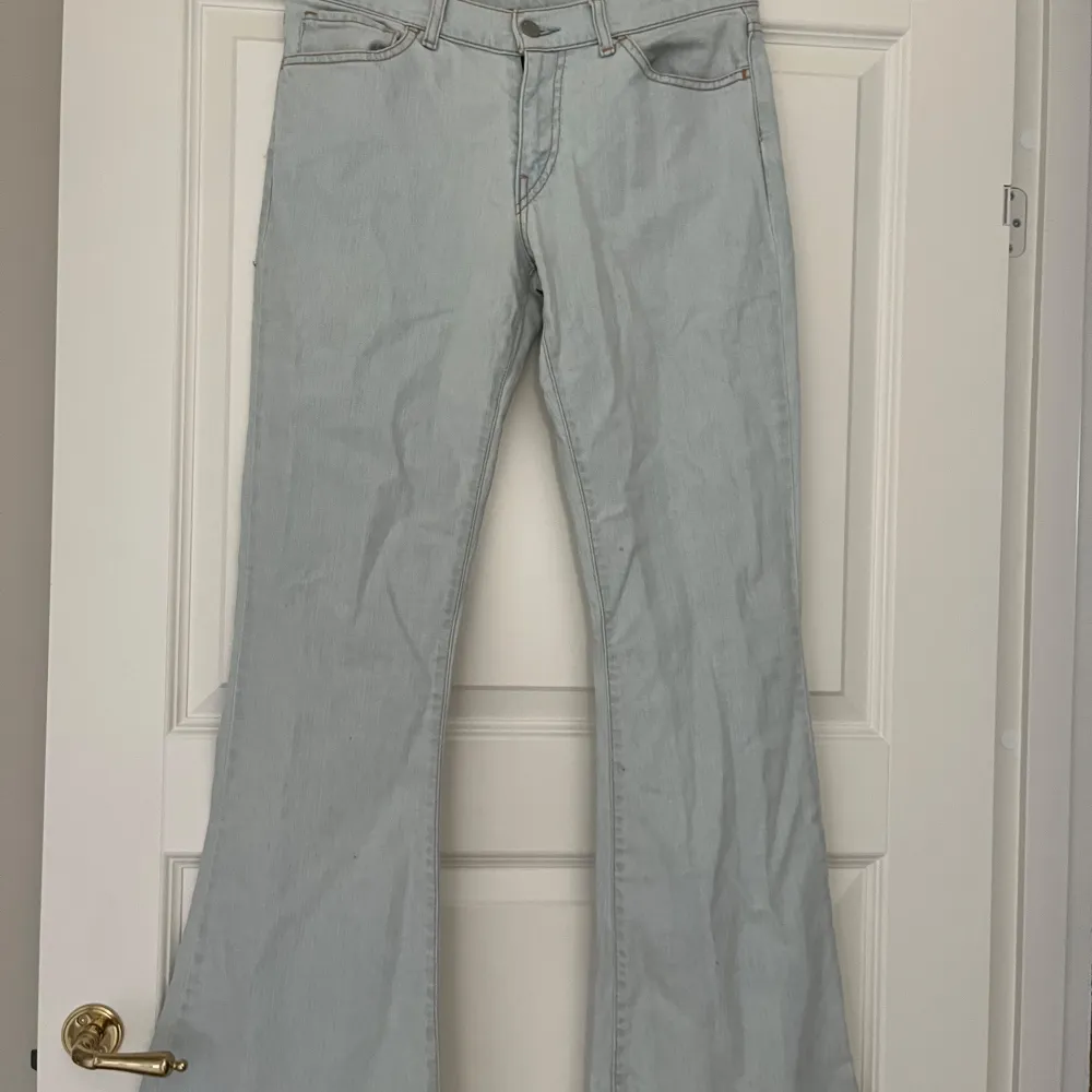 Fina Levis jeans som är köpa för några år sedan men använda fåtal gånger. Inga defekter. Dem är ”flare” och låga i midjan. Jag är lite osäker på storlek eftersom de inte står storlek i dem, men skulle säga att det är w28 och längd 32. Fler bilder? ❤️. Jeans & Byxor.