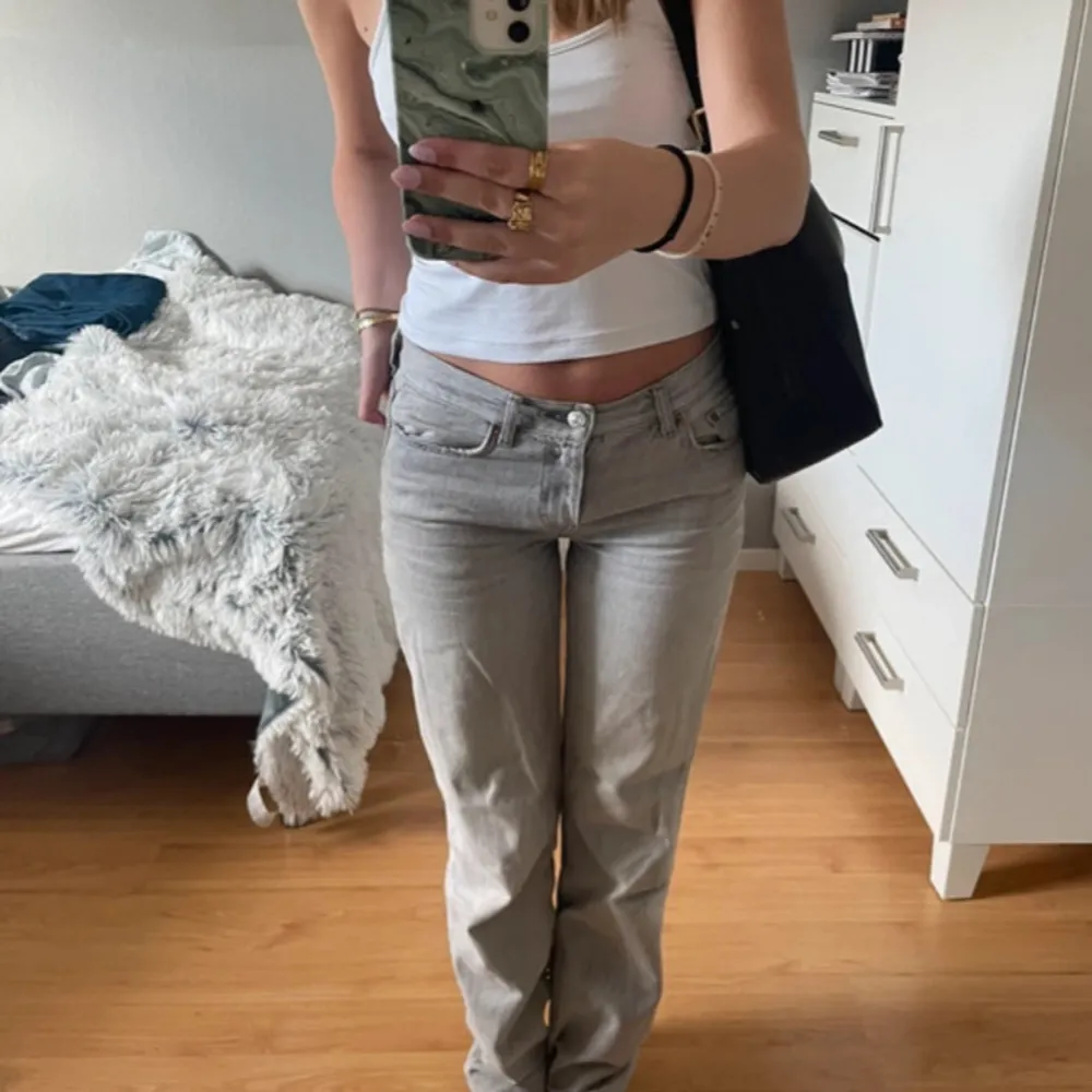 Säljer ett par snygga grå jeans i bra skick. De har en klassisk och är perfekta för vardagsbruk. Passformen är normal och de är midwaist, vilket gör dem bekväma att bära hela dagen.. Jeans & Byxor.