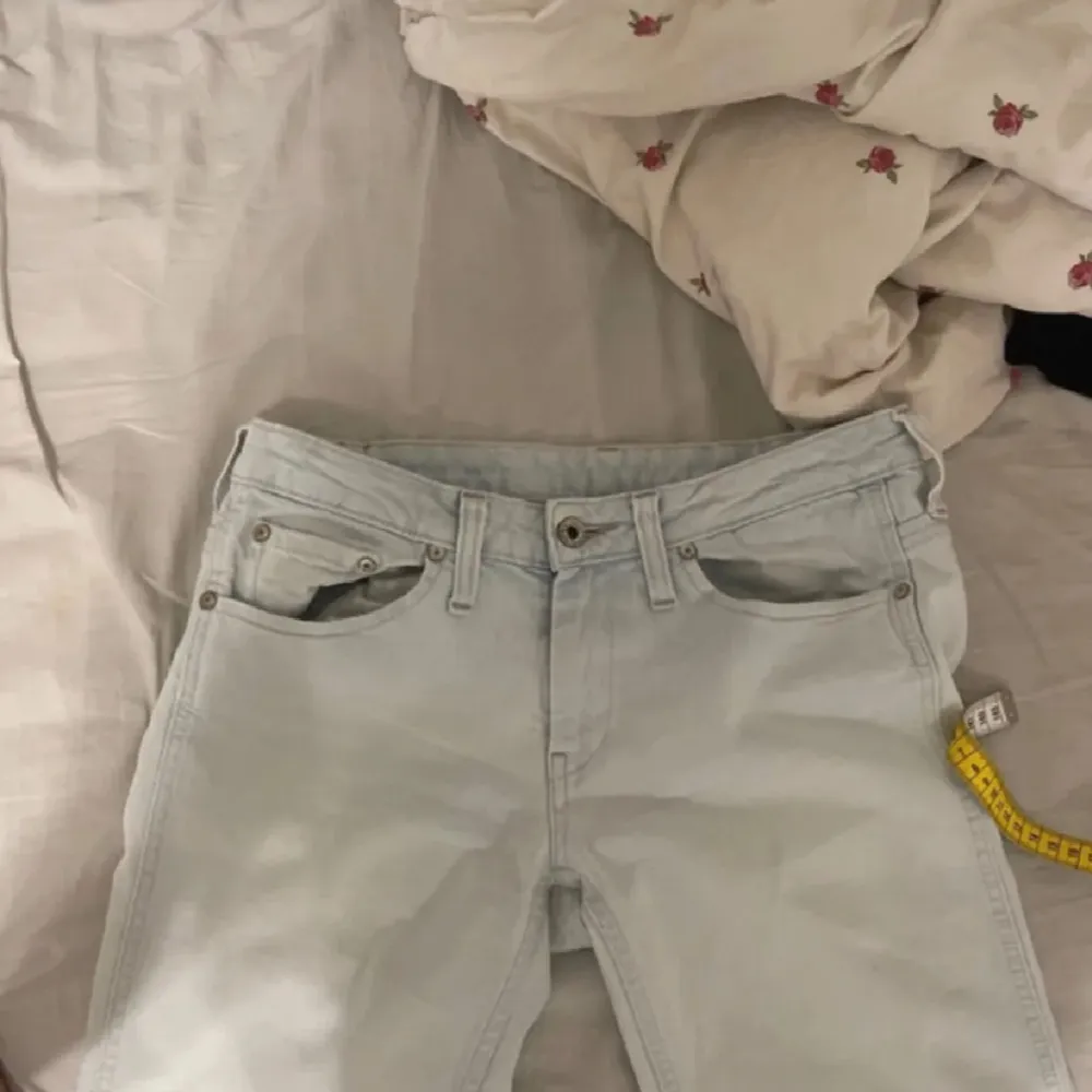 Säljer dessa superfina jeans från Pepe Jeans i storlek 28/32. Innerbenslängden är 74cm och midjemåttet ca 38cm. Bilderna är lånade då de tyvärr var för små för mig!. Jeans & Byxor.