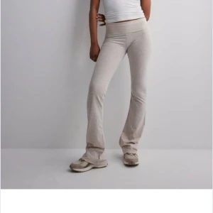 Beige mjukisbyxor - Säljer ett par superbekväma beige soft pants från Nelly. Perfekta för en chill dag hemma eller en snabb tur till affären. Passar till allt och är ett måste i garderoben! Använda endast en gång 😊
