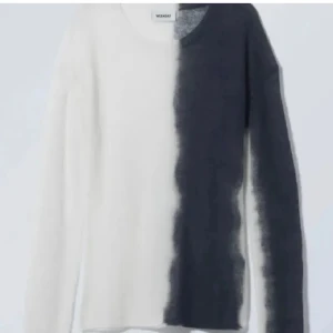 weekday tröja - snyggaste tröjan som inte kommer till användning längre. storlek m men liten, så passar mig med xs. bara lite lång i ärmarna. kom med prisförslag! (svarta mönstret är som på andra och tredje bilden!)