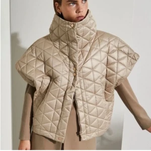 Copenhagen muse väst - Så fin quiltad guldig väst från Copenhagen muse, använd 1-2 gånger. Jättefint foder! Går att öppna upp i sidorna med dragkedja. Oversized modell storlek xs/s men passar upp till l beroende på hur du vill ha passformen. Nypris 999kr